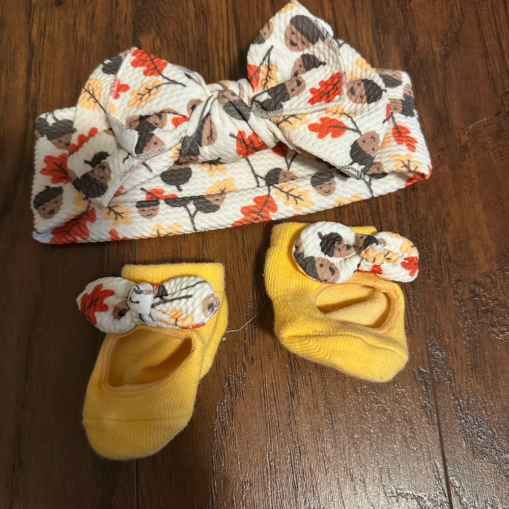 Little Me Little Me Headwrap & Booties 0-12 Months Acorns (used)
